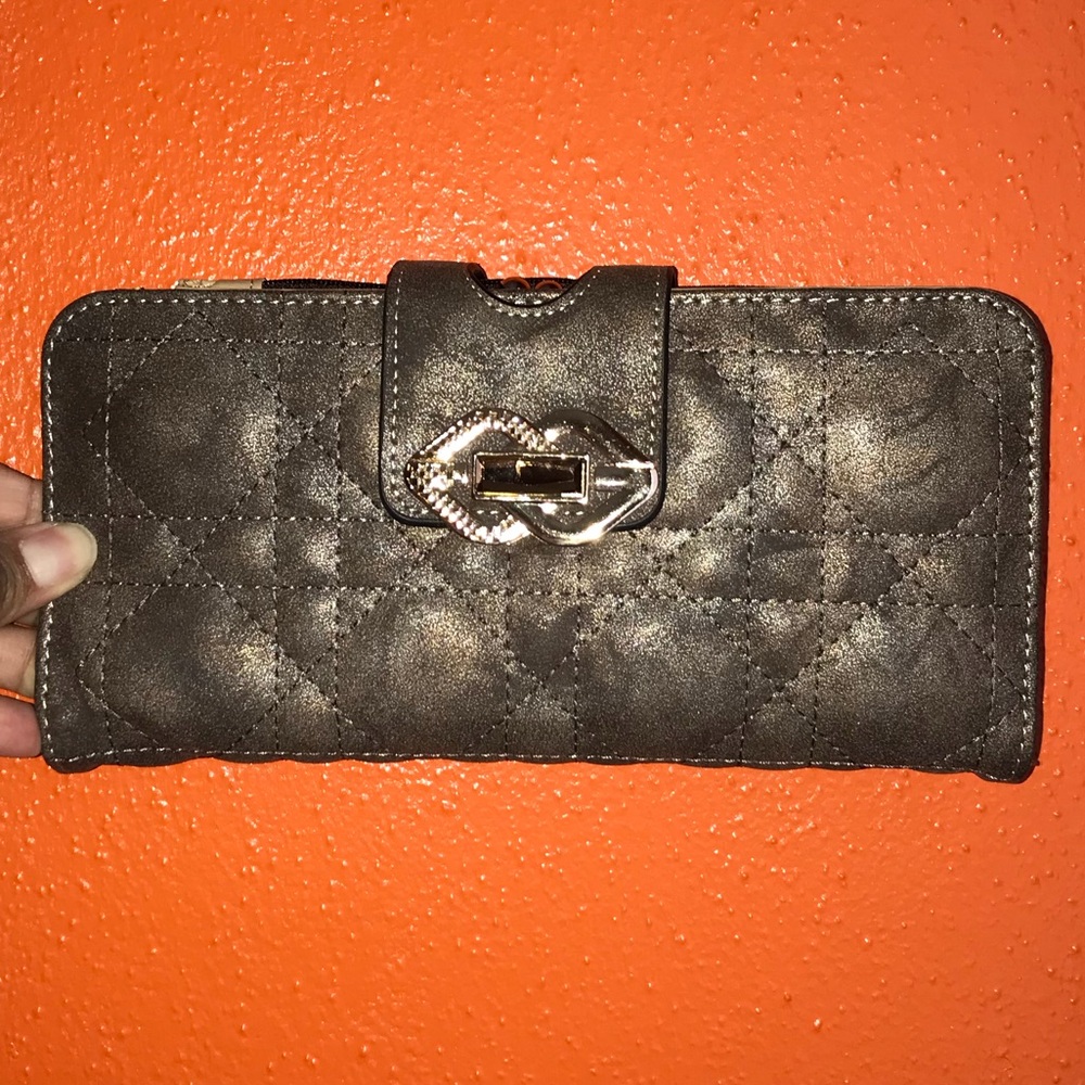 STYLISH CLUTCH